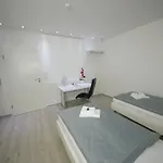 Am Rosenplatz,24 Stunden Check In, Kueche, Kostenfreie Parkplaetze