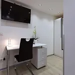 Szálloda Am Rosenplatz,24 Stunden Check In, Kueche, Kostenfreie Parkplaetze 2*