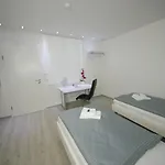 Szálloda Am Rosenplatz,24 Stunden Check In, Kueche, Kostenfreie Parkplaetze 2*