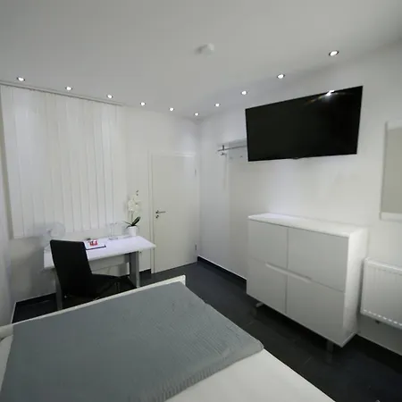 Am Rosenplatz,24 Stunden Check In, Kueche, Kostenfreie Parkplaetze Brechtorf