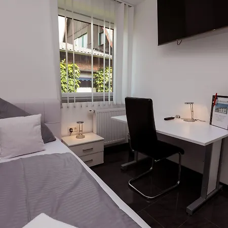酒店 Am Rosenplatz,24 Stunden Check In, Kueche, Kostenfreie Parkplaetze 2*