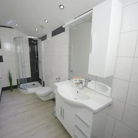 Hotel Am Rosenplatz,24 Stunden Check In, Kueche, Kostenfreie Parkplaetze 2*