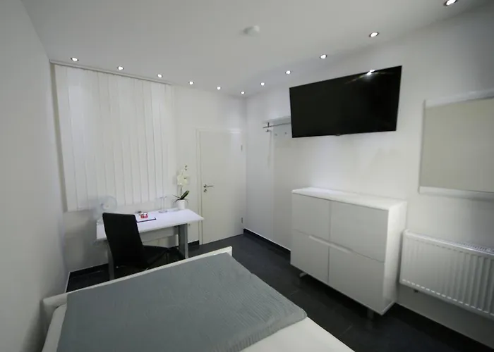 Am Rosenplatz,24 Stunden Check In, Kueche, Kostenfreie Parkplaetze Brechtorf